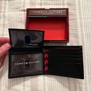Tommy Hilfiger 4 card passcase and valet
